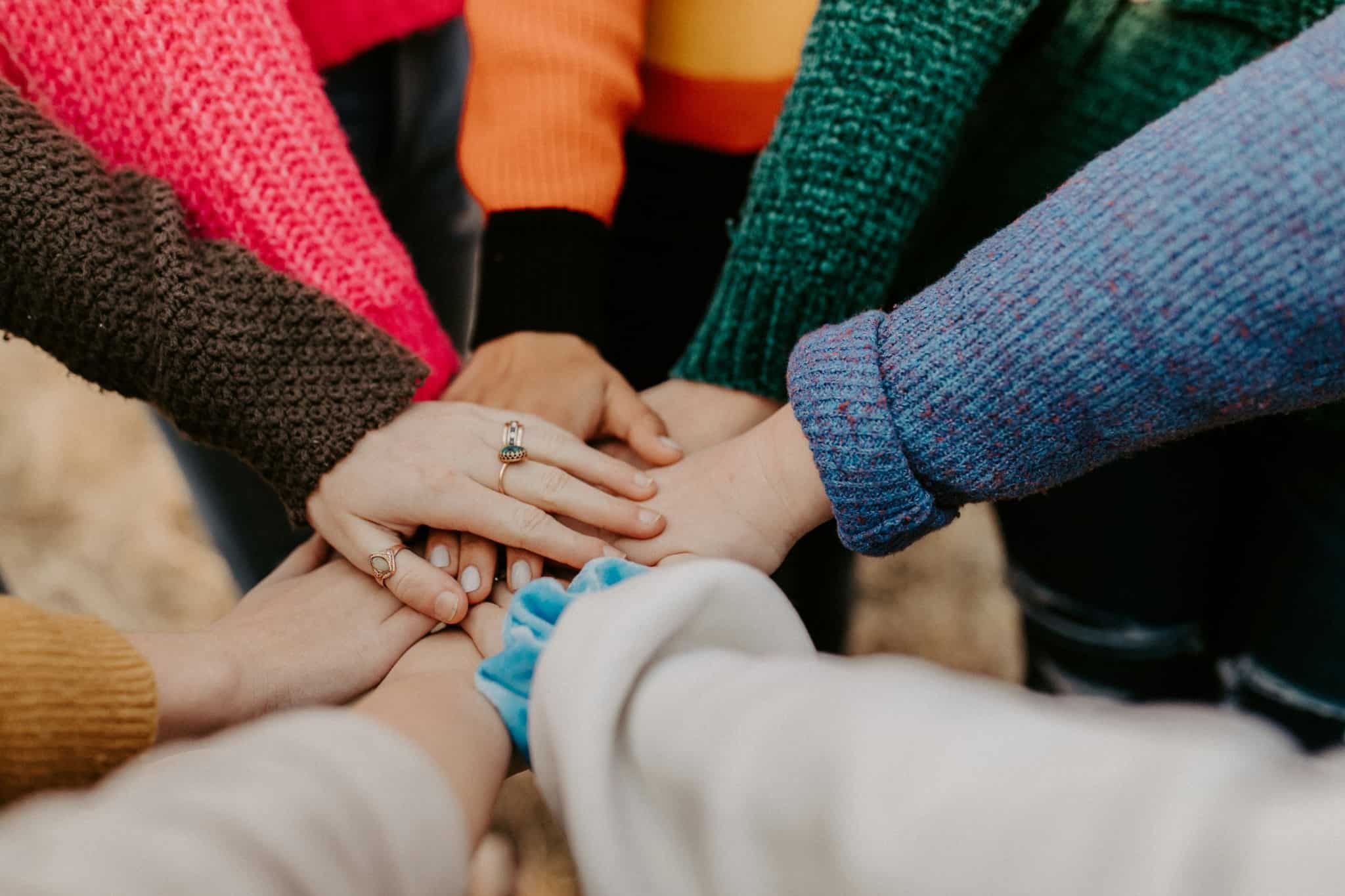 Hände von Menschen als Symbol für Gemeinschaft