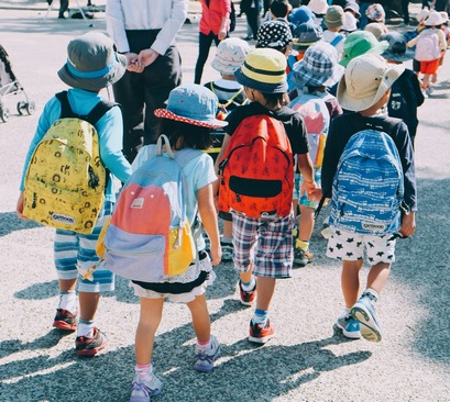 Kinder bei einem gemeinsamen Ausflug